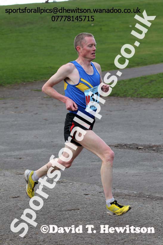 Alan Buckley (Leeds) 11th leg of the senior mens 12 stage relay, 2014 Northern 12 and 6 Stage Relays, Heaton Park Manchester. Photo: David T. Hewitson/Sports for All Pics